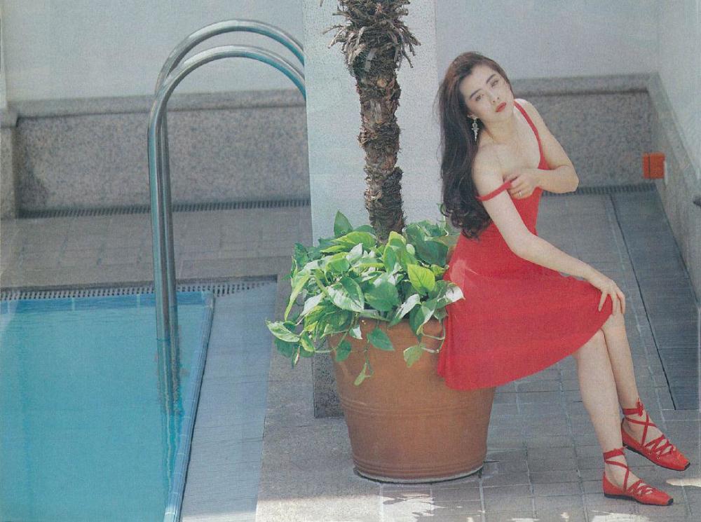 王祖贤|53岁王祖贤罕曝背影照，身旁男子背影似齐秦，多年来仍念念不忘