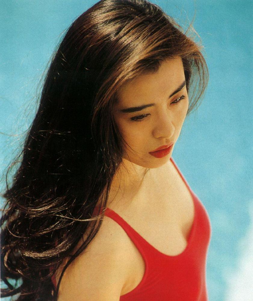 王祖贤|53岁王祖贤罕曝背影照，身旁男子背影似齐秦，多年来仍念念不忘