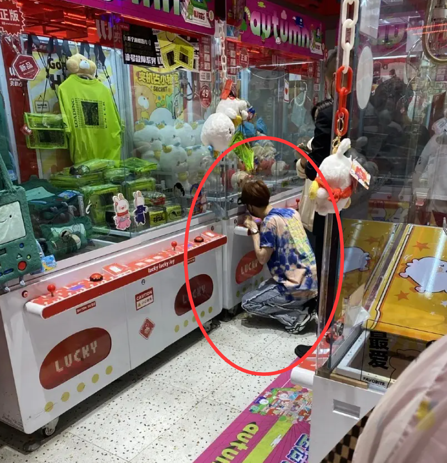 王嘉尔|王嘉尔抓娃娃太难了，双腿蜷缩半蹲努力找落爪角度，连抓6次都落空