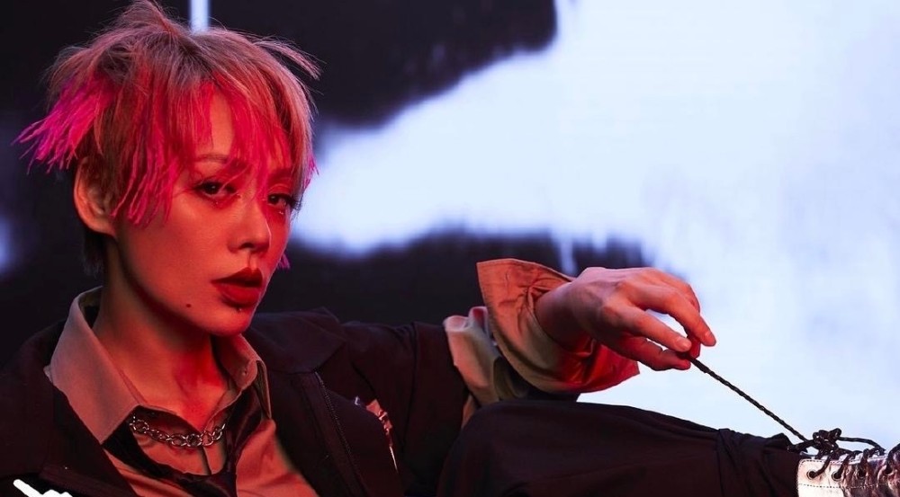 宁静|48岁宁静又美回来了，穿皮衣化身不良少女，这身段跟少女一样