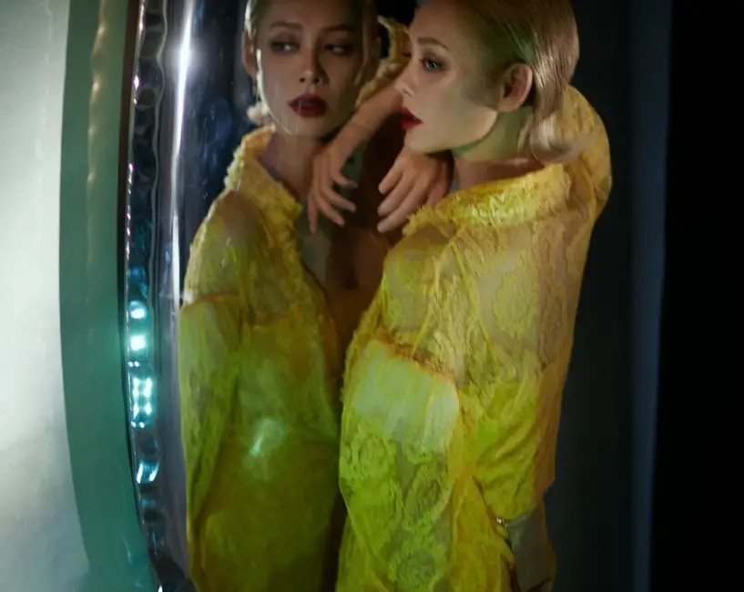 宁静|48岁宁静又美回来了，穿皮衣化身不良少女，这身段跟少女一样