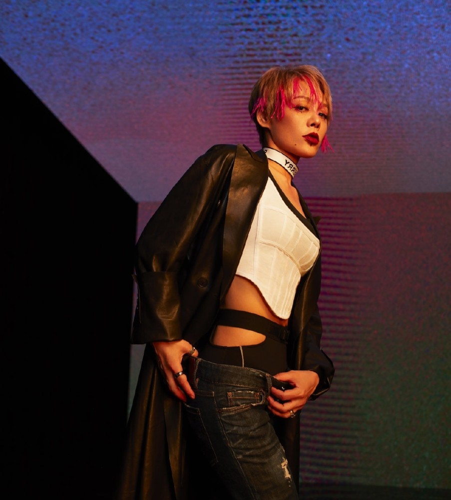 宁静|48岁宁静又美回来了，穿皮衣化身不良少女，这身段跟少女一样