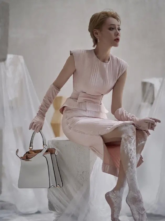 宁静|48岁宁静又美回来了，穿皮衣化身不良少女，这身段跟少女一样