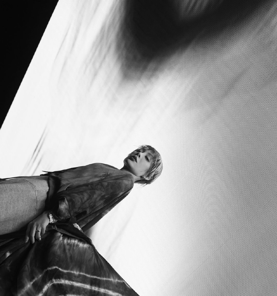 宁静|48岁宁静又美回来了，穿皮衣化身不良少女，这身段跟少女一样