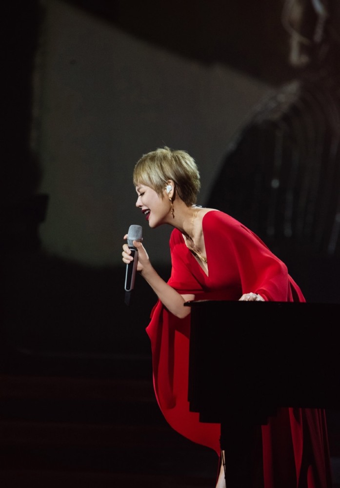 宁静|48岁宁静又美回来了，穿皮衣化身不良少女，这身段跟少女一样