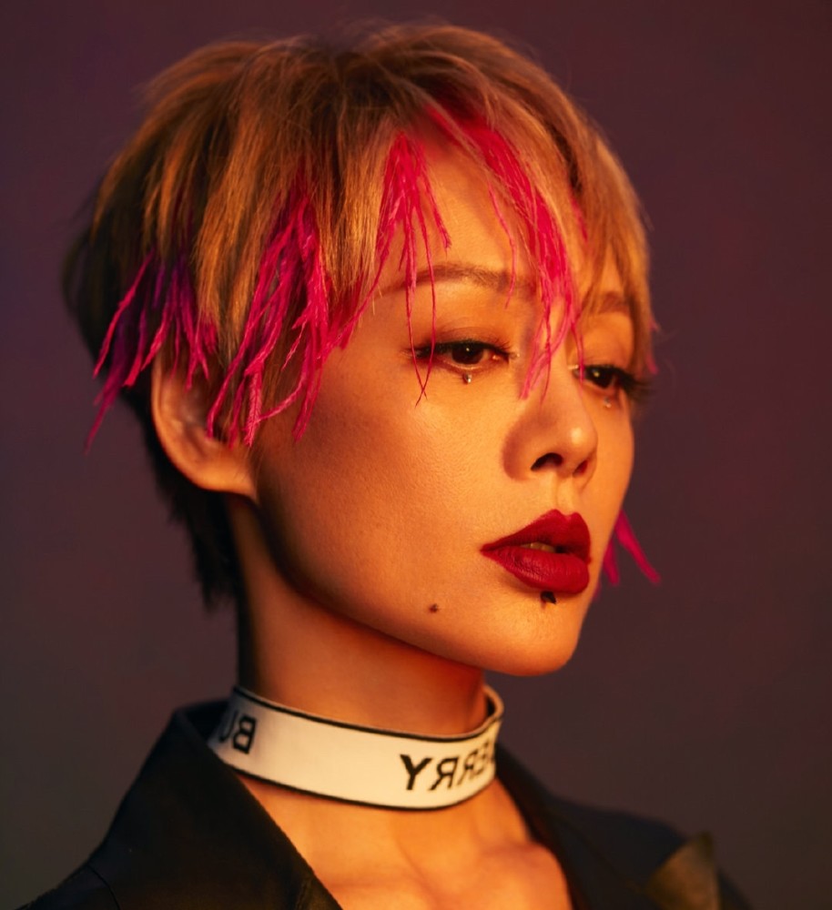 宁静|48岁宁静又美回来了，穿皮衣化身不良少女，这身段跟少女一样