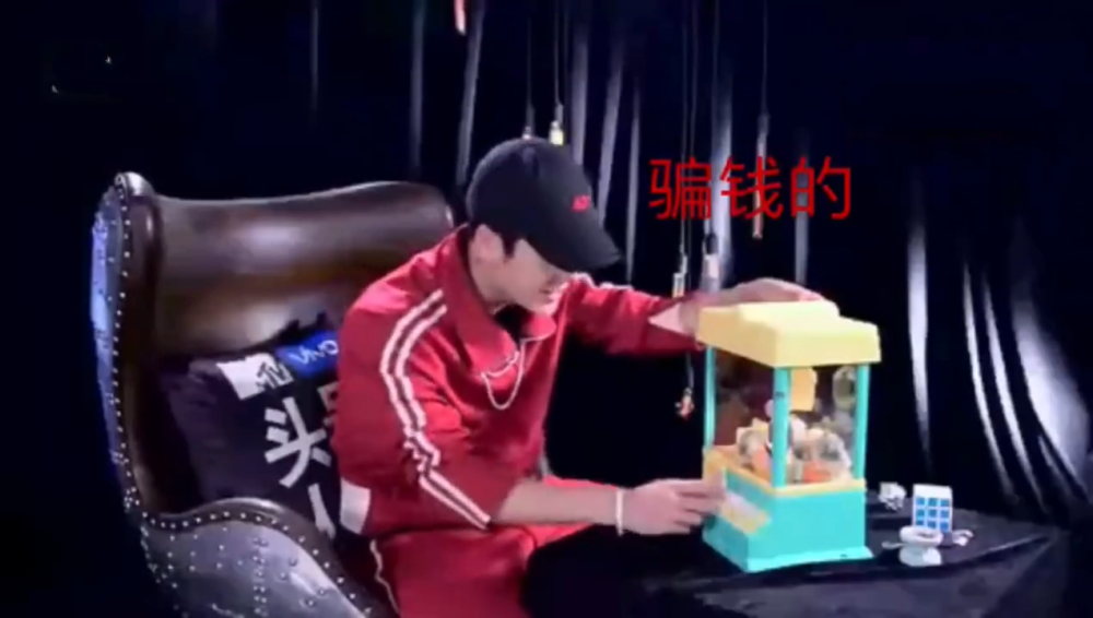 王嘉尔|王嘉尔抓娃娃太难了，双腿蜷缩半蹲努力找落爪角度，连抓6次都落空
