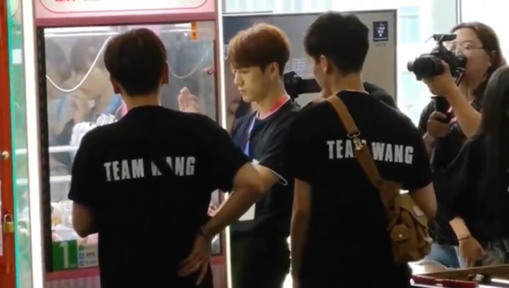 王嘉尔|王嘉尔抓娃娃太难了，双腿蜷缩半蹲努力找落爪角度，连抓6次都落空