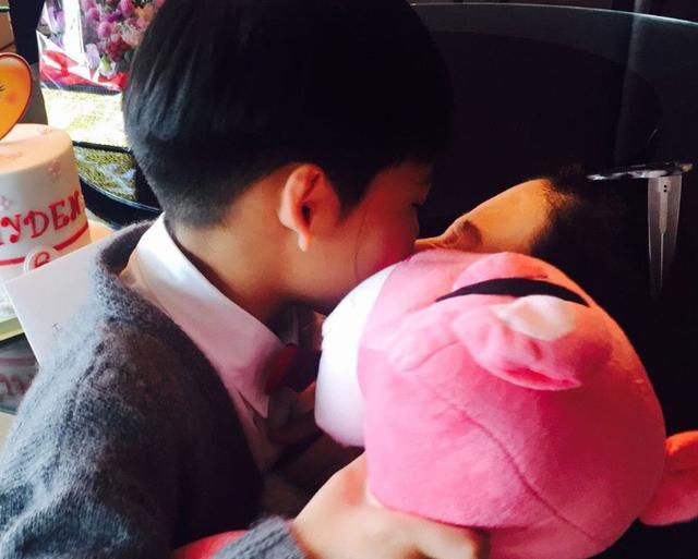 李嘉欣和8岁儿子对嘴亲吻:没有边界感的父母,是孩子一生的劫难