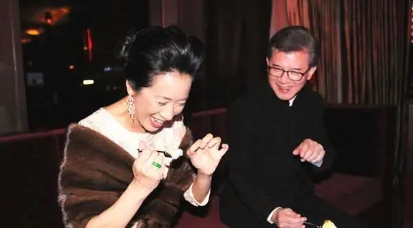 朱玲玲|朱玲玲的魅力有多大？与霍震霆离婚后，嫁给暗恋她27年的百亿富豪