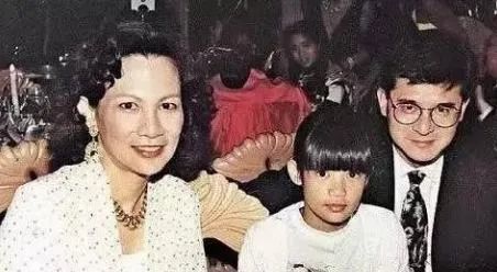 朱玲玲|朱玲玲的魅力有多大？与霍震霆离婚后，嫁给暗恋她27年的百亿富豪