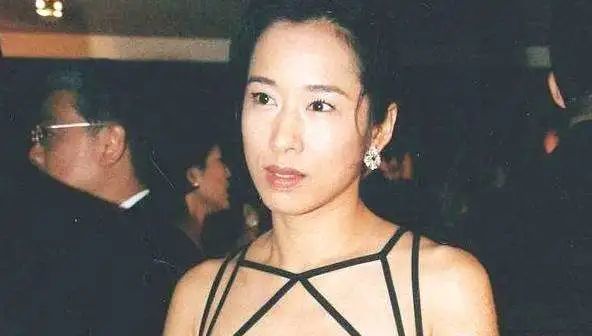 朱玲玲|朱玲玲的魅力有多大？与霍震霆离婚后，嫁给暗恋她27年的百亿富豪