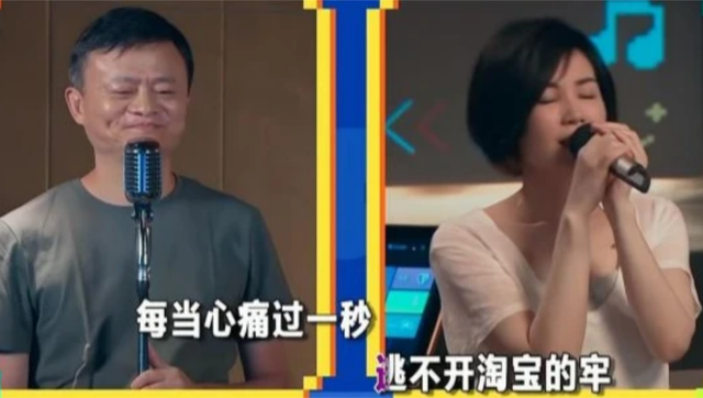 王菲|51岁王菲直播K歌，肌肤紧致白皙气场强，窦唯妹妹身后低调伴唱抢镜