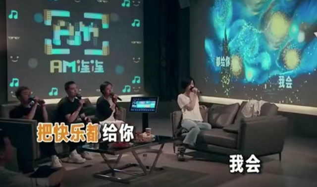 王菲|51岁王菲直播K歌，肌肤紧致白皙气场强，窦唯妹妹身后低调伴唱抢镜