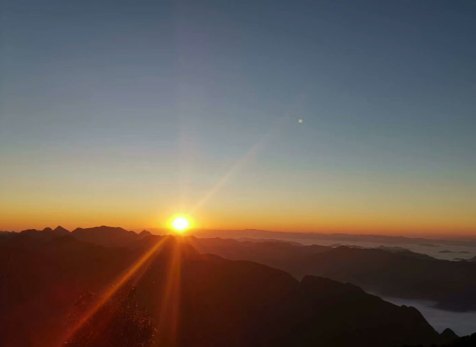 《天涯何处是归鸿》02日照黄昏时薄媚风尘的天际孤鸿