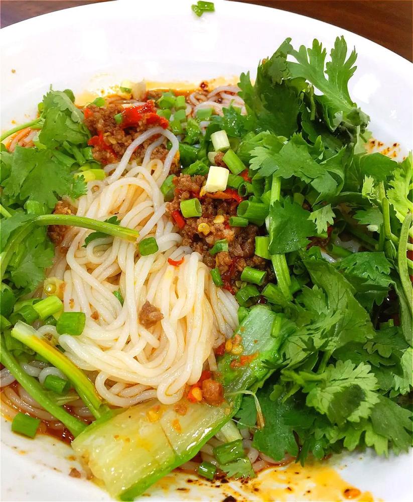 最近很火的"椒香干拌米线",据说只要吃一次就会爱上的特色美食!