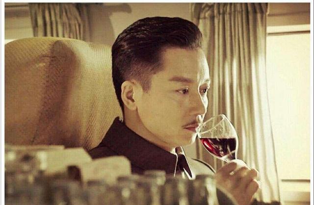 刘奕君的背火了这样的大叔谁不爱