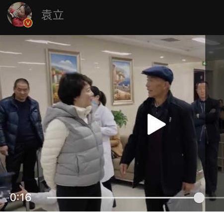 袁立|47岁袁立近照，身材臃肿气质佳，膝盖皮肤松垮严重暴露老态