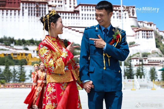 慕了慕了西部战区空军集体婚礼歼11当婚庆背景板牵引车当婚车