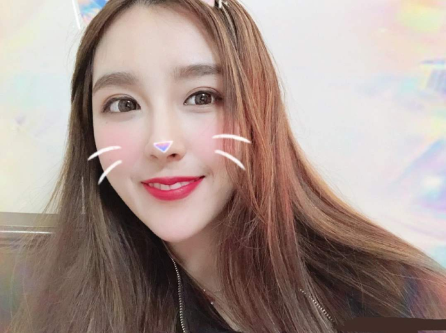 Rita发布最新美照，被网友发现疑似走光，评论区遭调侃，随后秒删照片
