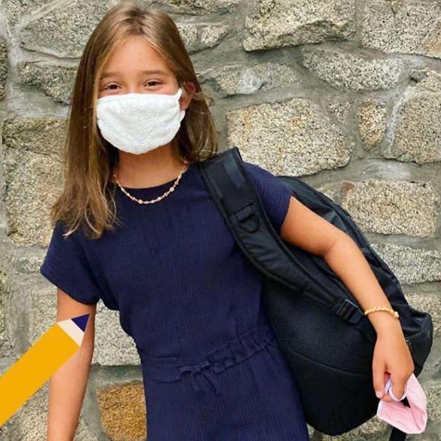 伊万卡9岁女儿开学穿蓝裙背超大书包皮肤黑黝黝颜值不如妈妈