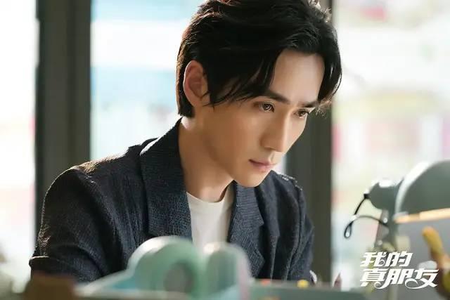 亲爱的自己|《亲爱的自己》收视评分齐齐暴跌，朱一龙爆红后两年连扑四部剧？