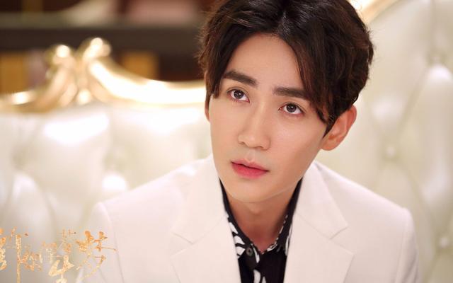 亲爱的自己|《亲爱的自己》收视评分齐齐暴跌，朱一龙爆红后两年连扑四部剧？