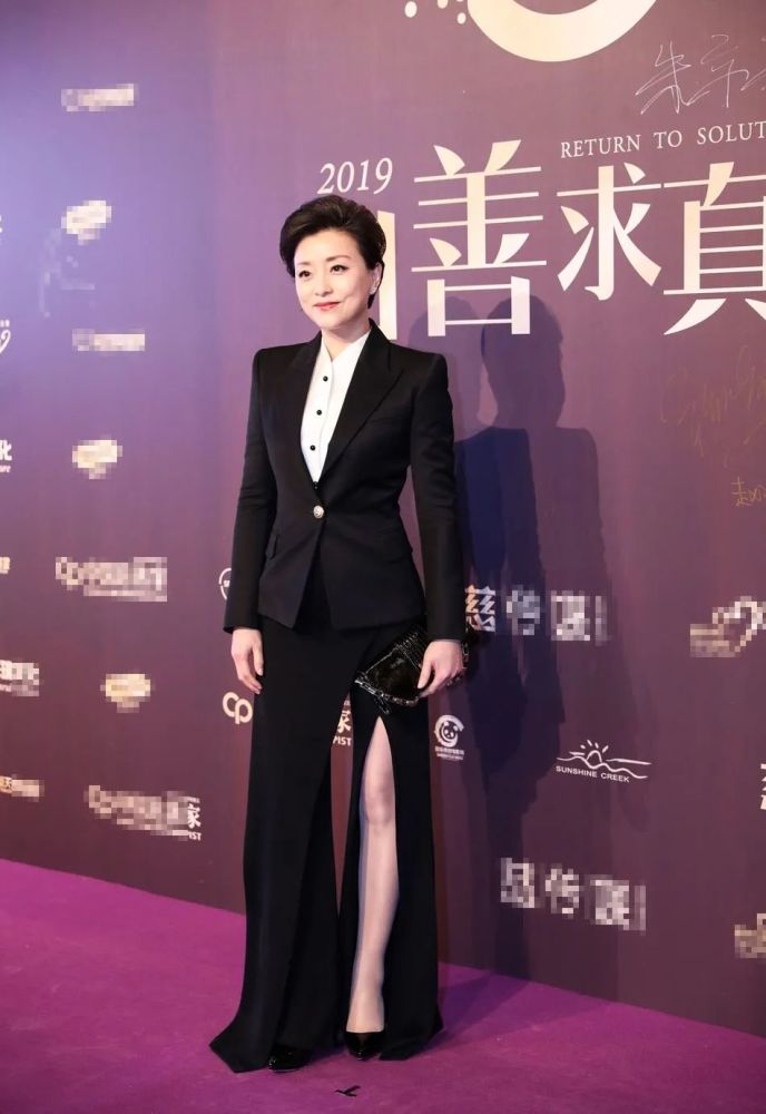 杨澜年过半百状态能打,穿黑粉拼接纱裙优雅精致,挑染蓝发成亮点