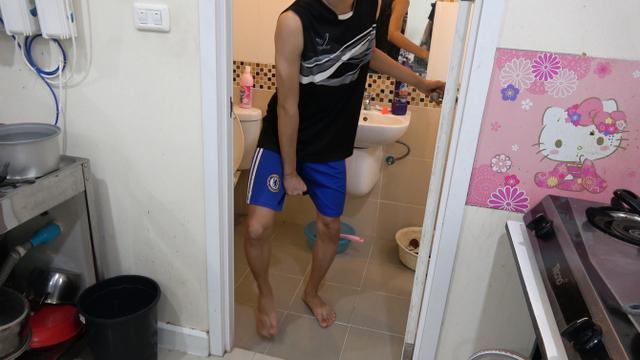 看着都疼泰少年厕所正方便马桶突然蹿出蛇将其咬住鲜血四溅