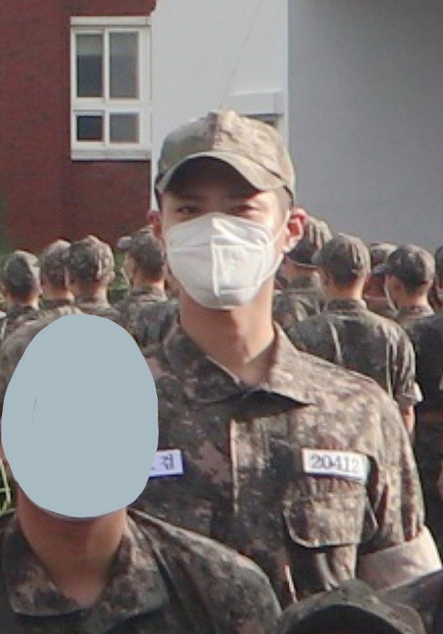 男神朴宝剑军营平头照首度曝光,穿迷彩服训练,身高优越太出众