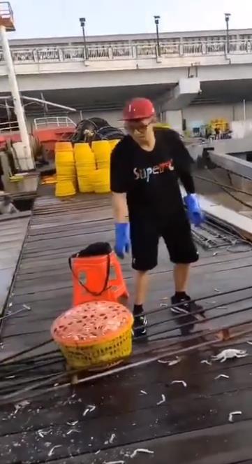 邓超|邓超晒新综艺路透照，鹿晗黄渤累到睡着，出海捕鱼陈赫表情精彩