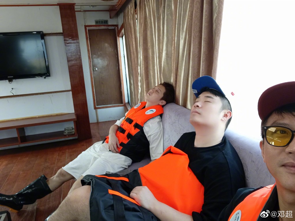 邓超|邓超晒新综艺路透照，鹿晗黄渤累到睡着，出海捕鱼陈赫表情精彩