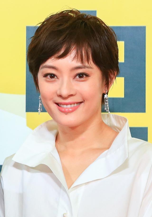 孙俪的精致感无处不在穿白衬衫配黑裙子短发十分气质又显贵