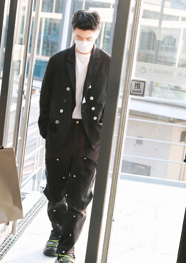 范丞丞鞋这是没钱买鞋了黄得像半年没洗穿上却意外很时髦