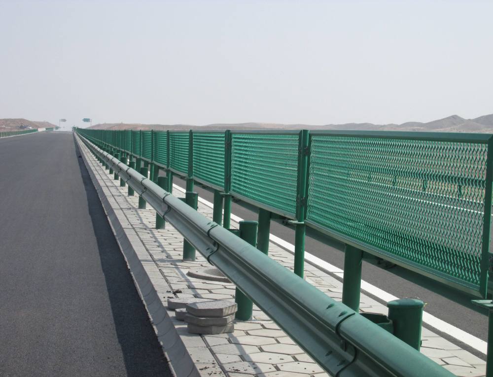 高速公路护栏网是道路交通建设重要到不可缺少