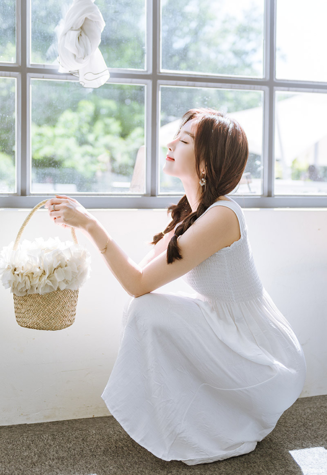 爱笑的金信英-纯白色吊带少女长裙,是多少少年的梦想?