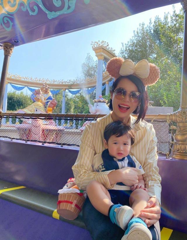 胡杏儿|胡杏儿携小儿子游迪士尼，辣妈戴玩偶发箍很少女，母子满脸幸福笑