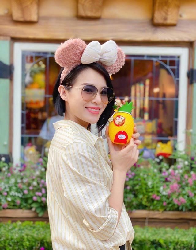 胡杏儿|胡杏儿携小儿子游迪士尼，辣妈戴玩偶发箍很少女，母子满脸幸福笑