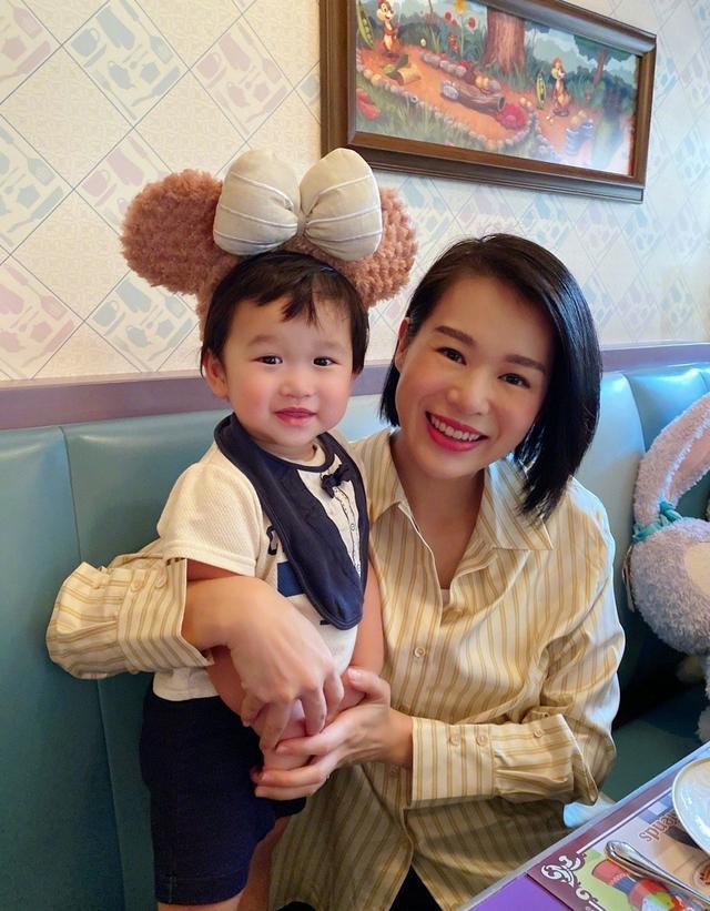 胡杏儿|胡杏儿携小儿子游迪士尼，辣妈戴玩偶发箍很少女，母子满脸幸福笑
