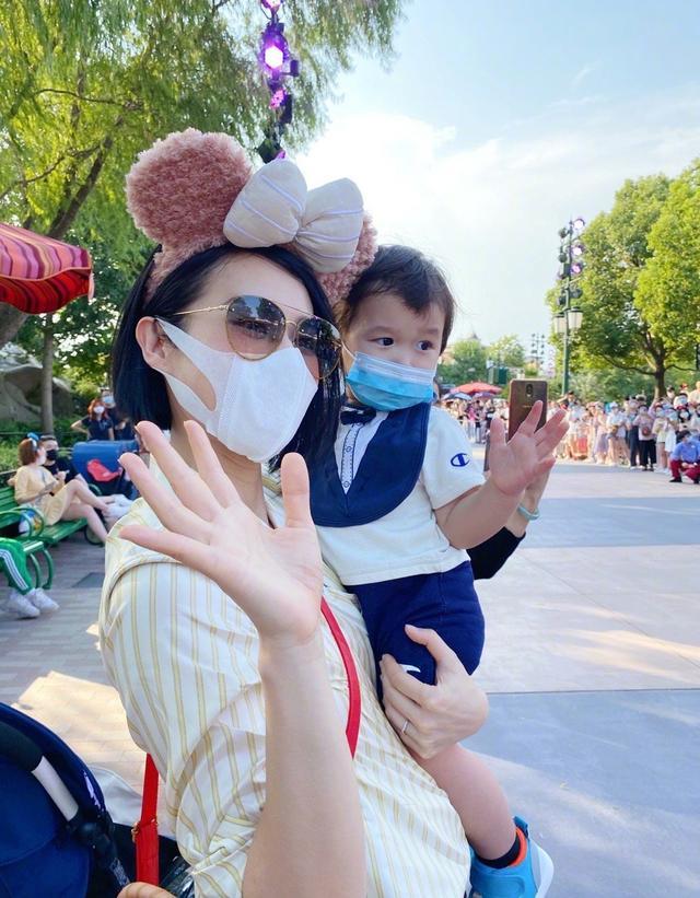 胡杏儿|胡杏儿携小儿子游迪士尼，辣妈戴玩偶发箍很少女，母子满脸幸福笑