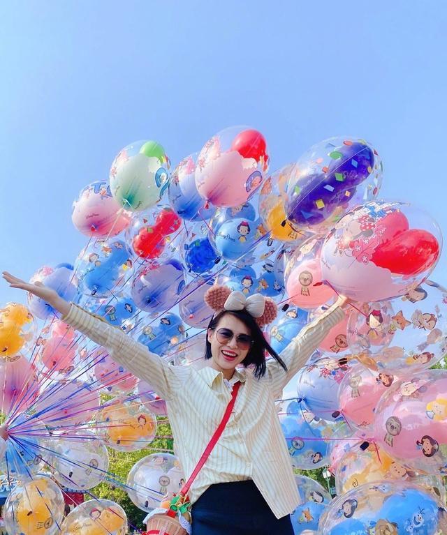 胡杏儿|胡杏儿携小儿子游迪士尼，辣妈戴玩偶发箍很少女，母子满脸幸福笑