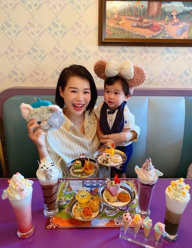 胡杏儿|胡杏儿携小儿子游迪士尼，辣妈戴玩偶发箍很少女，母子满脸幸福笑