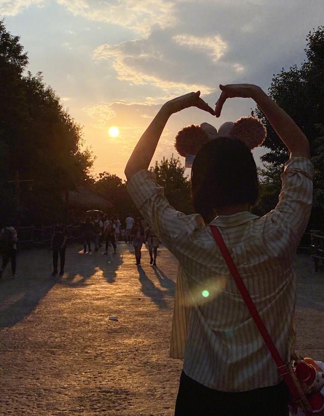 胡杏儿|胡杏儿携小儿子游迪士尼，辣妈戴玩偶发箍很少女，母子满脸幸福笑