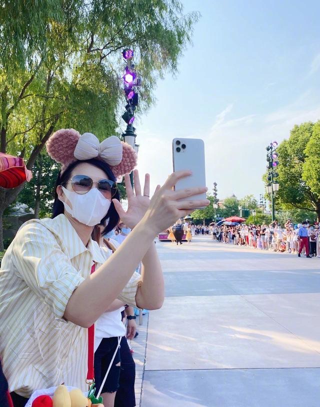 胡杏儿|胡杏儿携小儿子游迪士尼，辣妈戴玩偶发箍很少女，母子满脸幸福笑