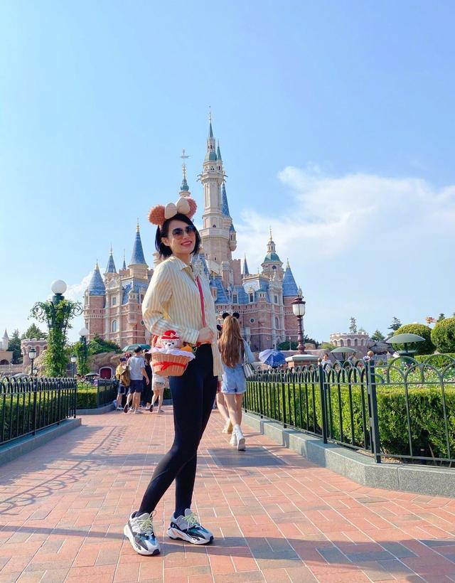 胡杏儿|胡杏儿携小儿子游迪士尼，辣妈戴玩偶发箍很少女，母子满脸幸福笑