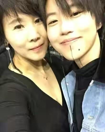 王菲|王菲直播邀窦唯妹妹作陪，婚姻结束二十年，与小姑子处成亲密无间