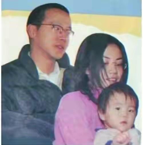 王菲|王菲直播邀窦唯妹妹作陪，婚姻结束二十年，与小姑子处成亲密无间