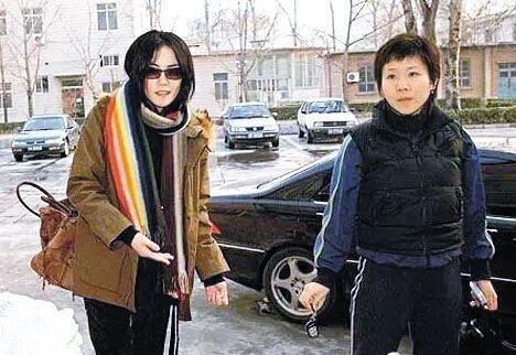 王菲|王菲直播邀窦唯妹妹作陪，婚姻结束二十年，与小姑子处成亲密无间