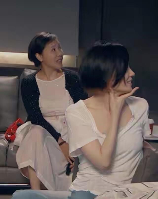 王菲|王菲直播邀窦唯妹妹作陪，婚姻结束二十年，与小姑子处成亲密无间