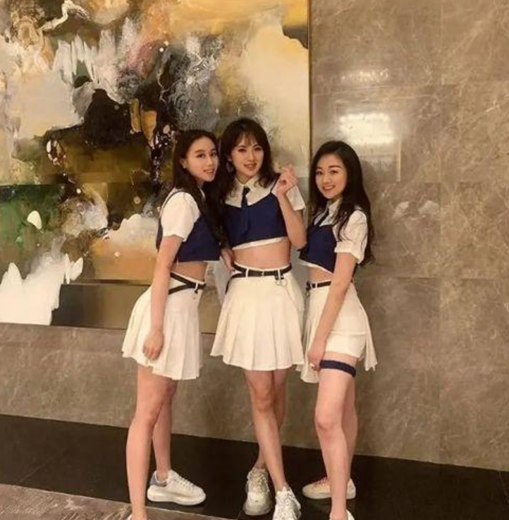 高定|华为千金首登封面站名媛c位，从容叉腰超霸气，穿高定裙尽显奢华
